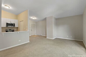 4301 W Shamrock Ln in McHenry, IL - Foto de edificio - Building Photo