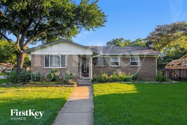 property at 212 W Huitt Ln