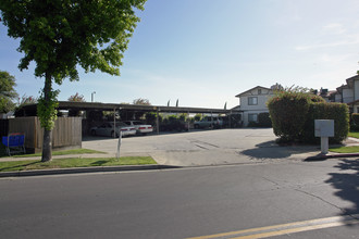 1800 W North Bear Creek Dr in Merced, CA - Foto de edificio - Building Photo