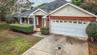 135 Bremerton Dr SW in Huntsville, AL - Building Photo