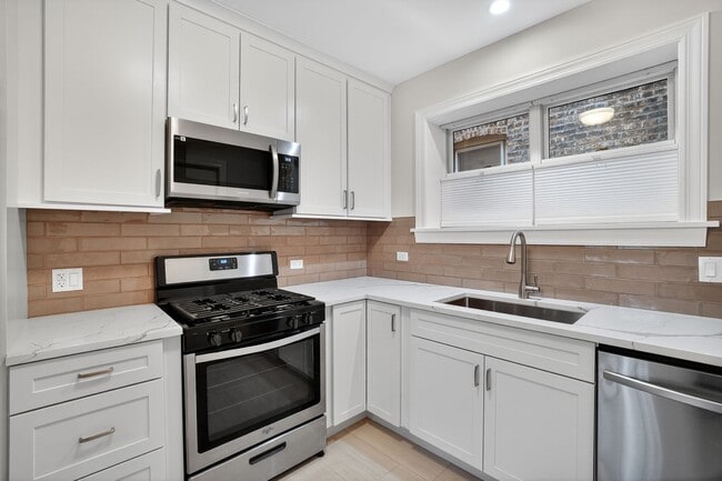 2703 W Ardmore Ave, Unit #1E in Chicago, IL - Foto de edificio - Building Photo