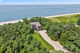 16 Old Field Woods Rd in East Setauket, NY - Building Photo