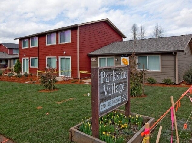 Z_Parkside Village in Roseburg, OR - Building Photo