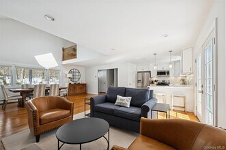 4 Stuart Ct in Hampton Bays, NY - Building Photo - Building Photo