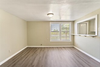 911 4th St N-Unit -Rear in Texas City, TX - Building Photo - Building Photo