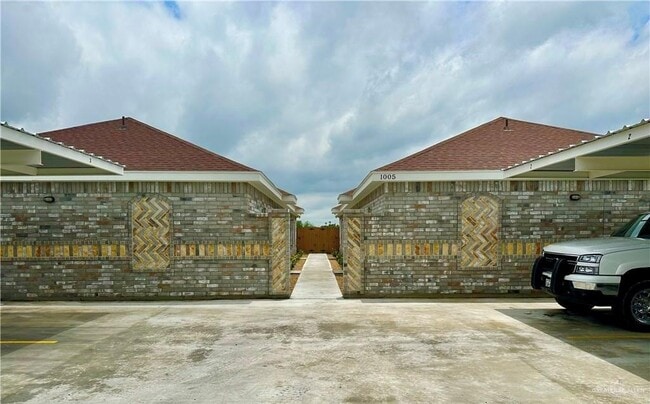 21 W Kohala Ave in Alton, TX - Foto de edificio - Building Photo