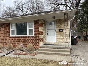 1417 Cummins Pkwy in Des Moines, IA - Foto de edificio - Building Photo