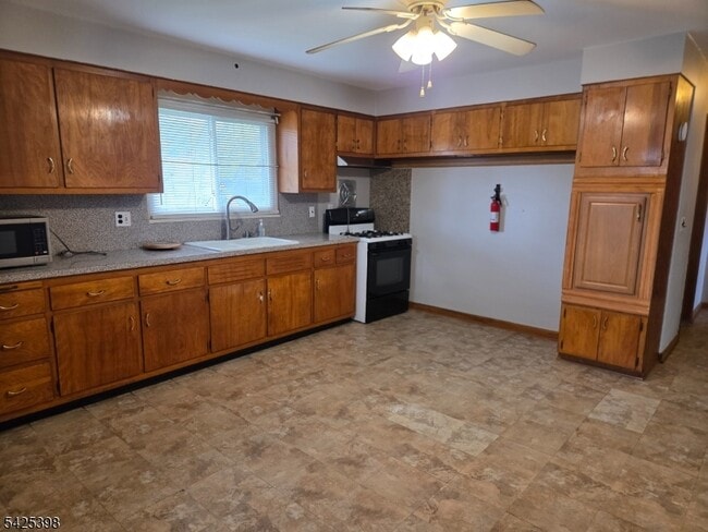 144 Raphael Rd in Totowa, NJ - Building Photo - Building Photo