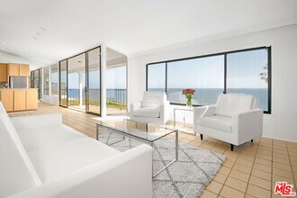 6805 Shearwater Ln in Malibu, CA - Building Photo - Building Photo