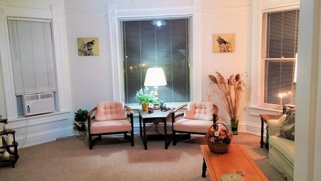 18415 Hoffman Ave, Unit #1 in Brookfield, WI - Foto de edificio - Building Photo