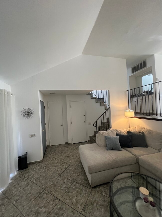 9601 Sylmar Ave, Unit 4 in Panorama City, CA - Foto de edificio - Building Photo