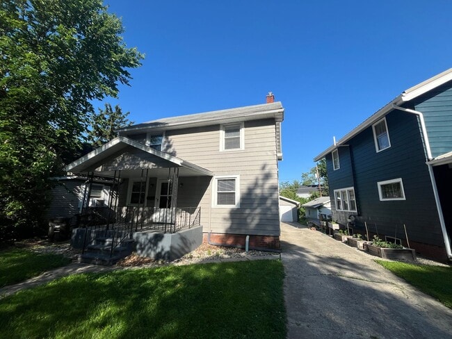 property at 2501 Oakridge Rd