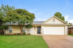 615 Sherman Dr in Mansfield, TX - Building Photo