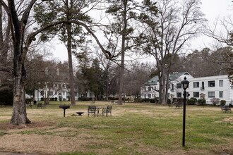 1700 N Elm St, Unit I3 in Greensboro, NC - Foto de edificio - Building Photo
