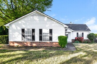 6991 Raleigh Lagrange Rd in Cordova, TN - Foto de edificio - Building Photo