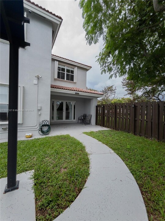 16449 SW 48th Terrace in Miami, FL - Building Photo