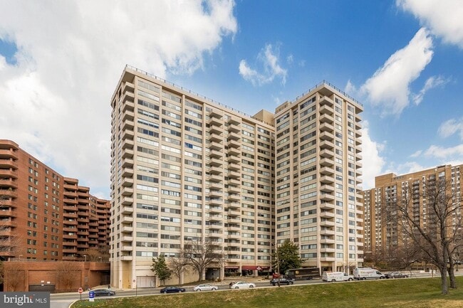 4515 Willard Ave in Chevy Chase, MD - Building Photo - Building Photo