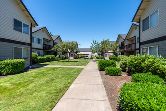 Cloverdale Apartments in Springfield, OR - Building Photo - Building Photo