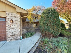 6710 Wedgewood Ln in Willowbrook, IL - Foto de edificio - Building Photo
