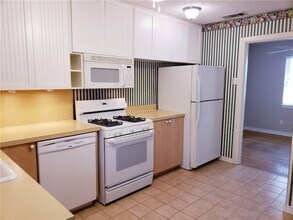 585 Classen Dr in Dallas, TX - Building Photo - Building Photo