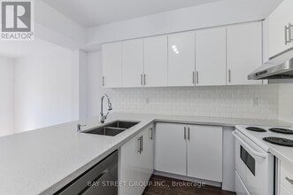1915 A Queen St E in Toronto, ON - Building Photo - Building Photo