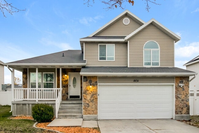 property at 1831 W Quarter Horse Ave