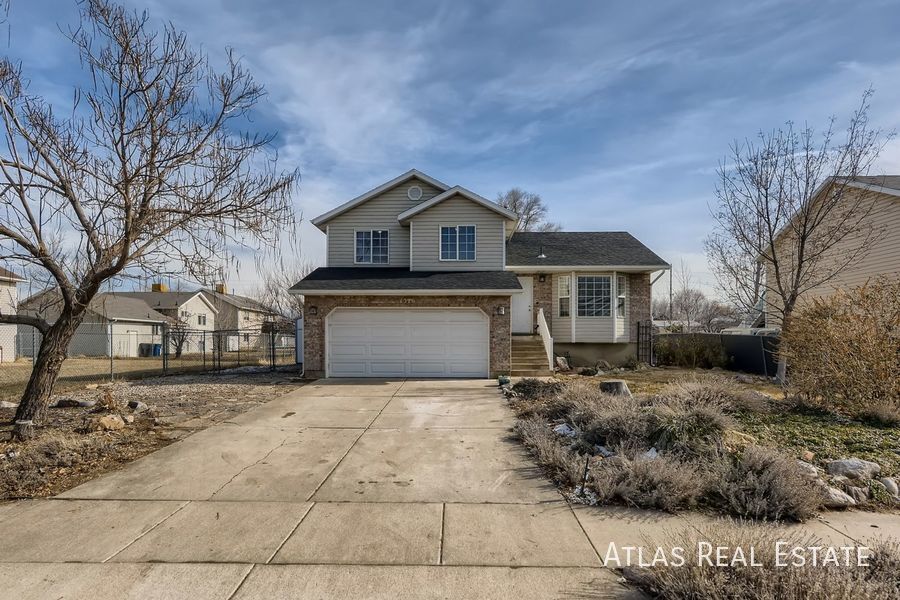 1516 1075 W in Clinton, UT - Foto de edificio