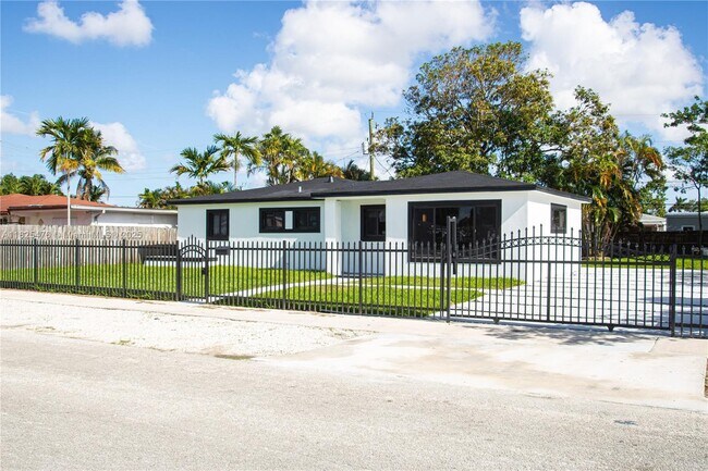 3530 NW 85th Terrace in Miami, FL - Building Photo - Building Photo