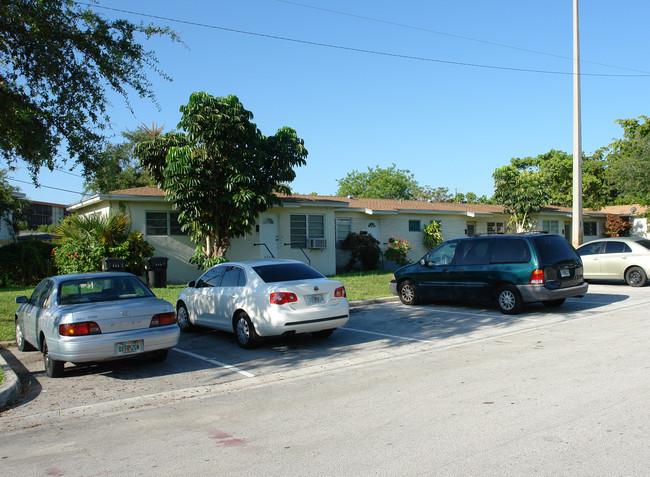 2210-2240 NE 170th St in North Miami Beach, FL - Building Photo - Building Photo