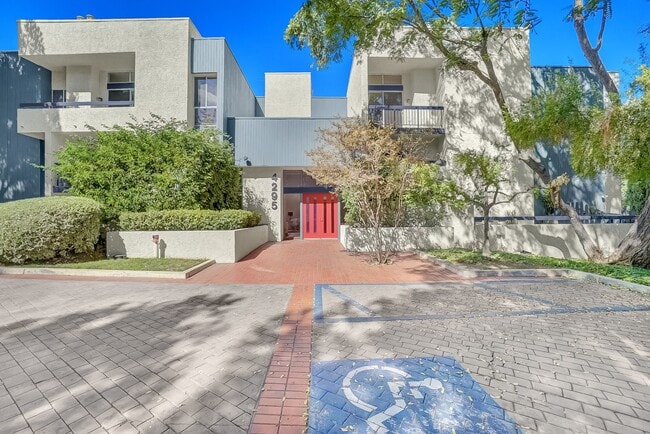 4295 Vía Arbolada in Los Angeles, CA - Building Photo - Building Photo