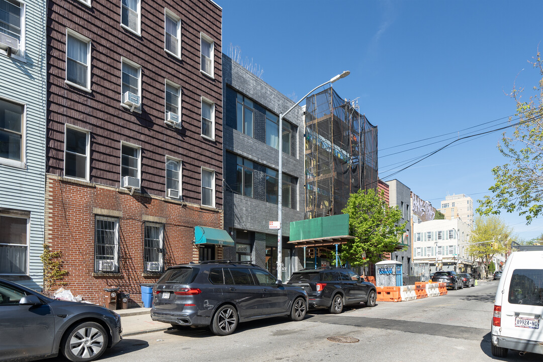 208 N 8th St in Brooklyn, NY - Building Photo