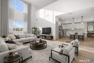 100 N Main St in Bristol, CT - Foto de edificio - Building Photo