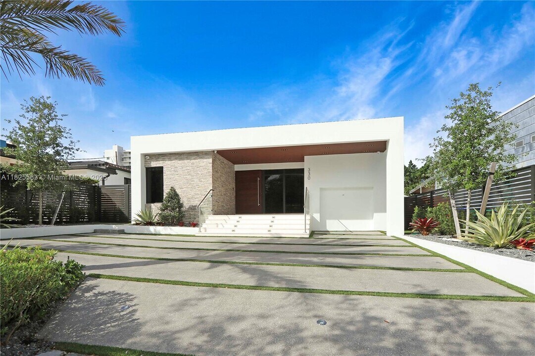 330 SW 19th Rd in Miami, FL - Building Photo