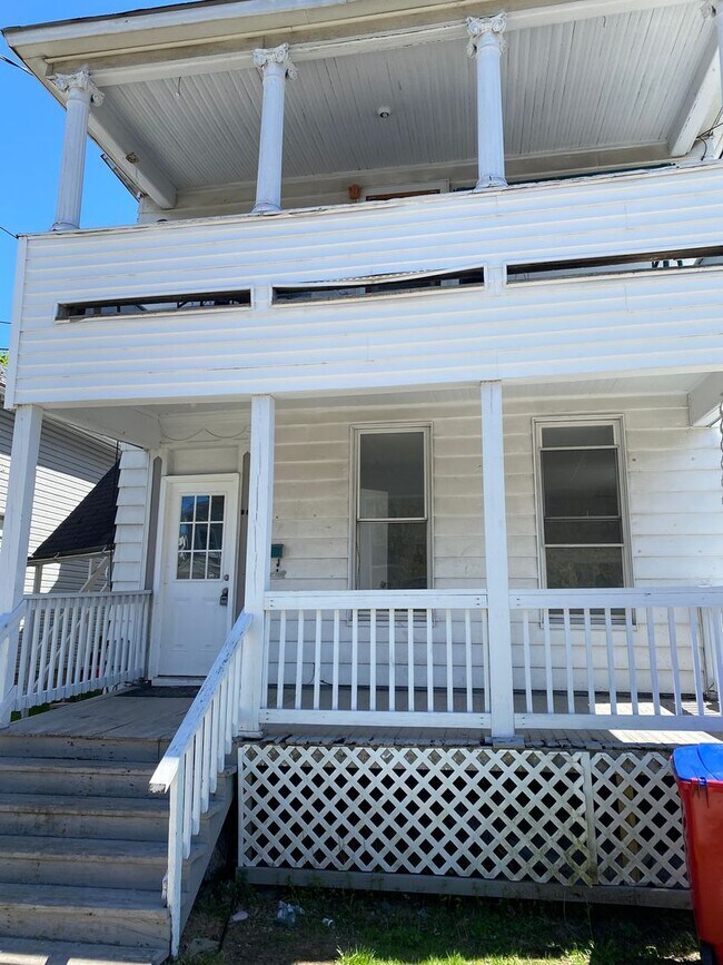 28 Wyoming St in Carbondale, PA - Building Photo - Building Photo