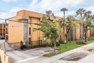 Kensington Club in Hialeah, FL - Building Photo - Primary Photo