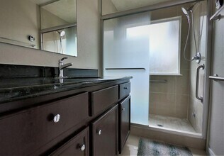 8515 Westknoll Ln in Houston, TX - Building Photo - Building Photo