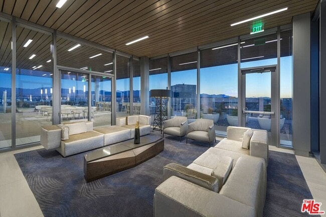 3033 Wilshire Blvd in Los Angeles, CA - Building Photo - Building Photo