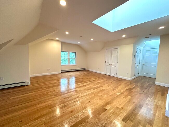 10 Selkirk Rd, Unit 4