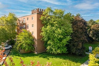 1030 Pearson Dr in Oakville, ON - Building Photo - Building Photo