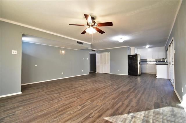 2027 Meadfoot Rd in Carrollton, TX - Foto de edificio