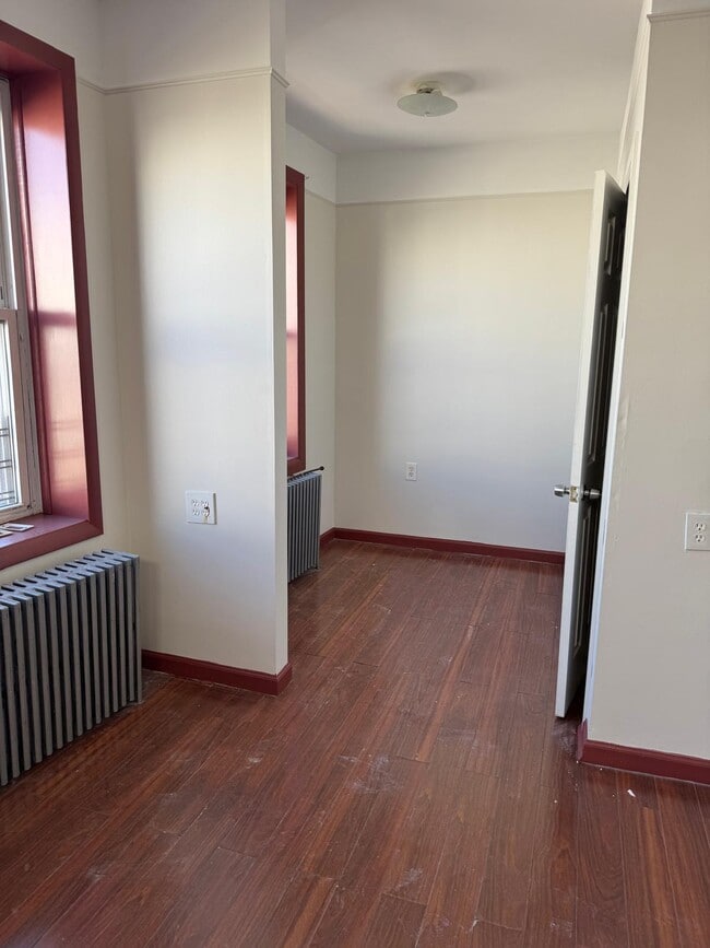 6168 Menahan St in Ridgewood, NY - Foto de edificio - Building Photo