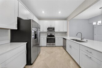 2898 Blossom Wy in Naples, FL - Foto de edificio - Building Photo