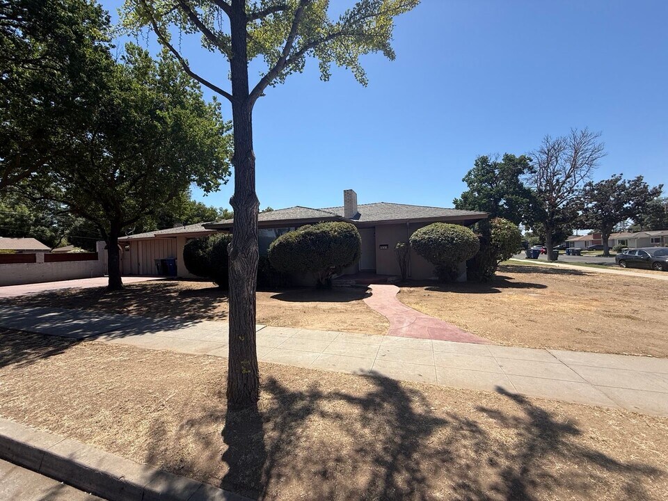 111 W Harvard Ave in Fresno, CA - Building Photo