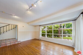 1290 Sunset Plaza Dr in Los Angeles, CA - Building Photo - Building Photo