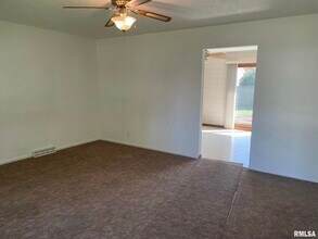 4625 Candlelight Dr in Davenport, IA - Building Photo - Building Photo