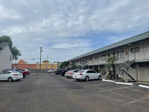 West Oak Apartments in Weslaco, TX - Foto de edificio - Building Photo