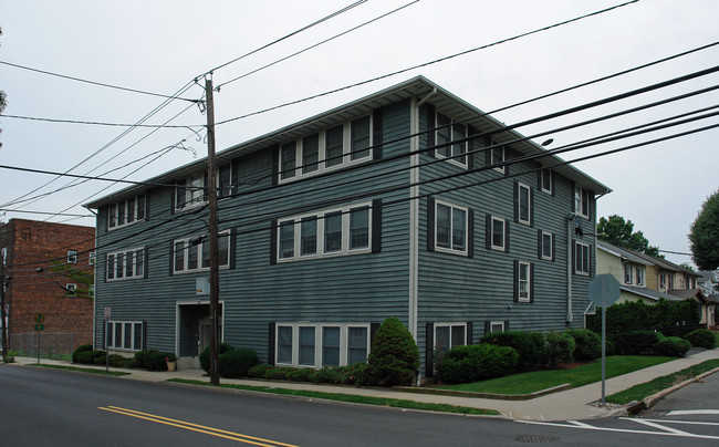 393 Boyden Ave in Maplewood, NJ - Foto de edificio - Building Photo