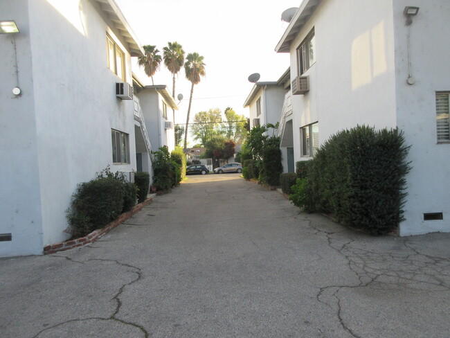 BESSEMER APARTMENTS in Van Nuys, CA - Building Photo - Building Photo