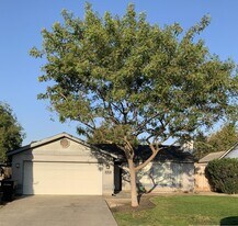 2712 Pine Castle Dr in Hanford, CA - Building Photo