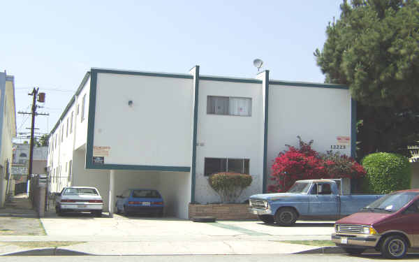 12225 Pacific Ave in Los Angeles, CA - Building Photo